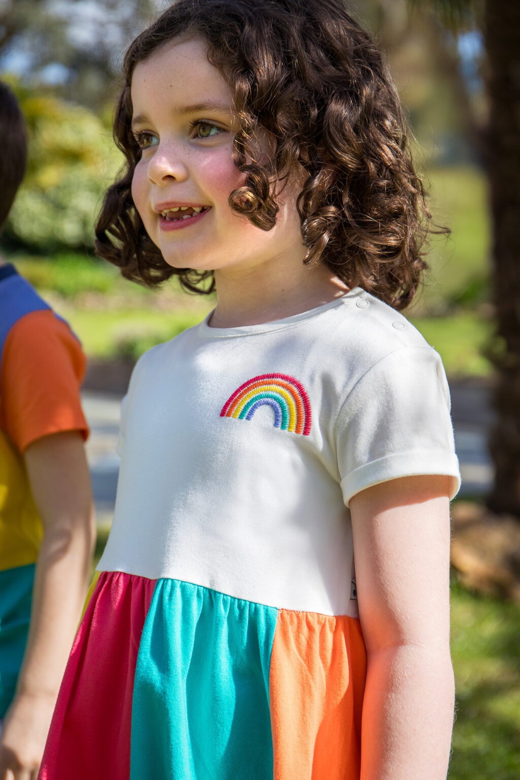 Regenbogen Kleid von Frugi – Bild 4